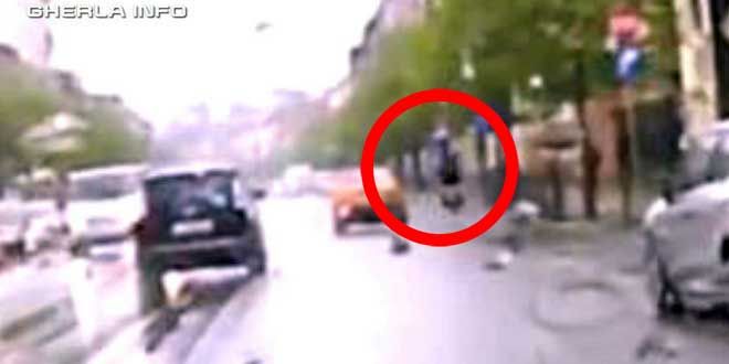 Bărbat lovit de o maşină pe trecerea de pietoni (VIDEO cameră de bord)