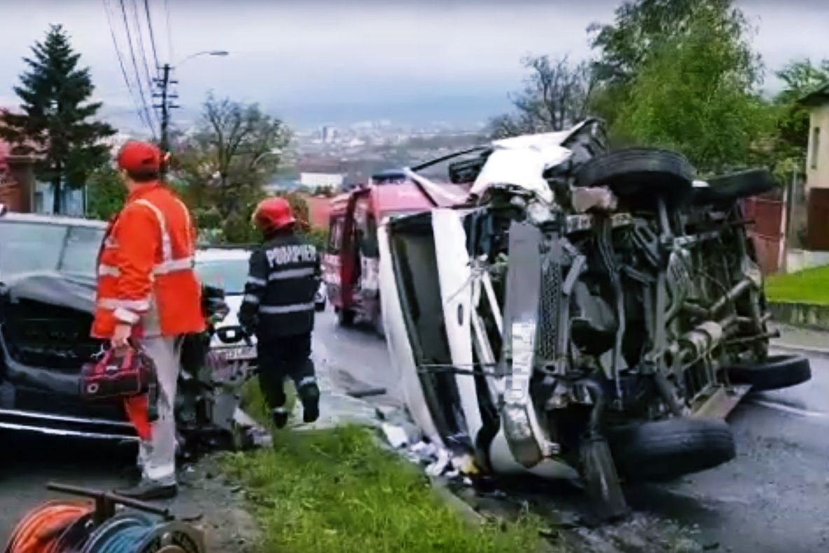 VIDEO | Accident grav pe o stradă din Cluj: o maşină s-a răsturnat, iar alta a lovit o ţeavă de gaz
