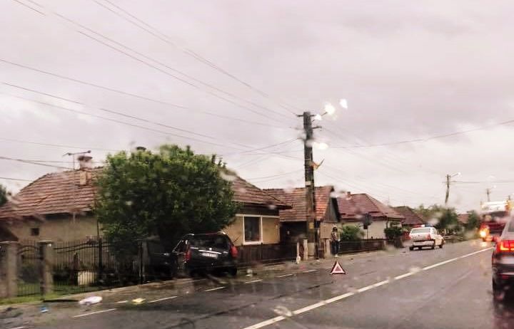 FOTO | Accident în Iclod! Un bărbat a “zburat” cu maşina într-un stâlp