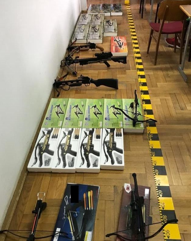 FOTO | Englez prins în timp ce încerca să vândă arbalete în parcarea unui magazin din Gherla