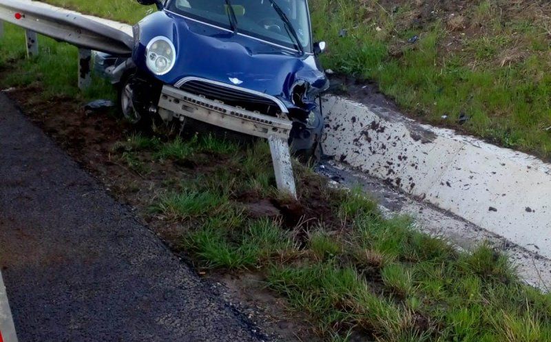 O mașină a ieșit în decor pe Autostrada Transilvania