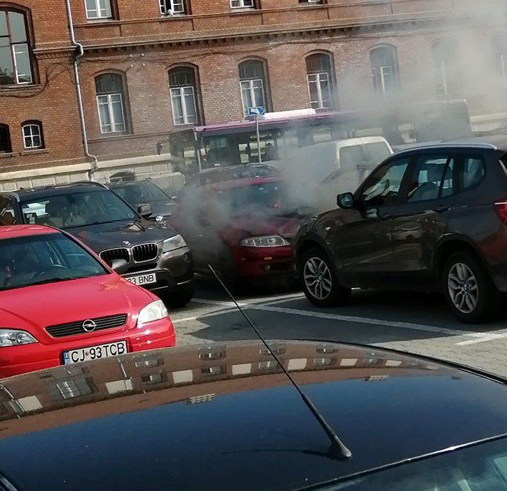 FOTO | Două maşini au fost distruse de un incendiu într-un parking din Cluj