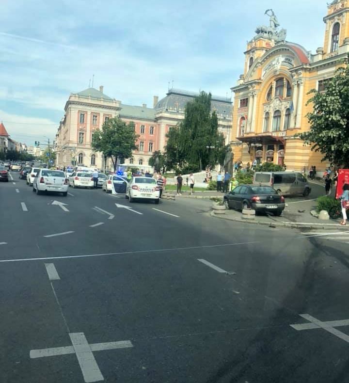 VIDEO | Tânără de 22 de ani lovită de o maşină pe trotuar! Şoferul vinovat nu a respectat culoarea semaforului