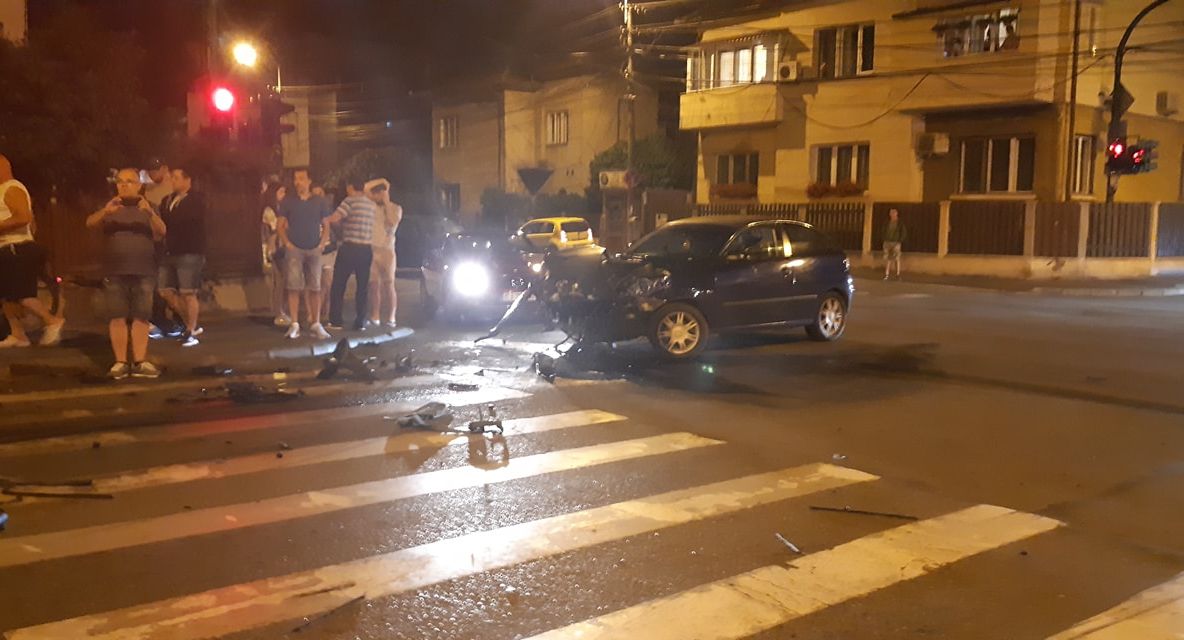 VIDEO | Grav accident pe o stradă din Cluj: trei persoane rănite după ce un şofer a trecut pe roşu