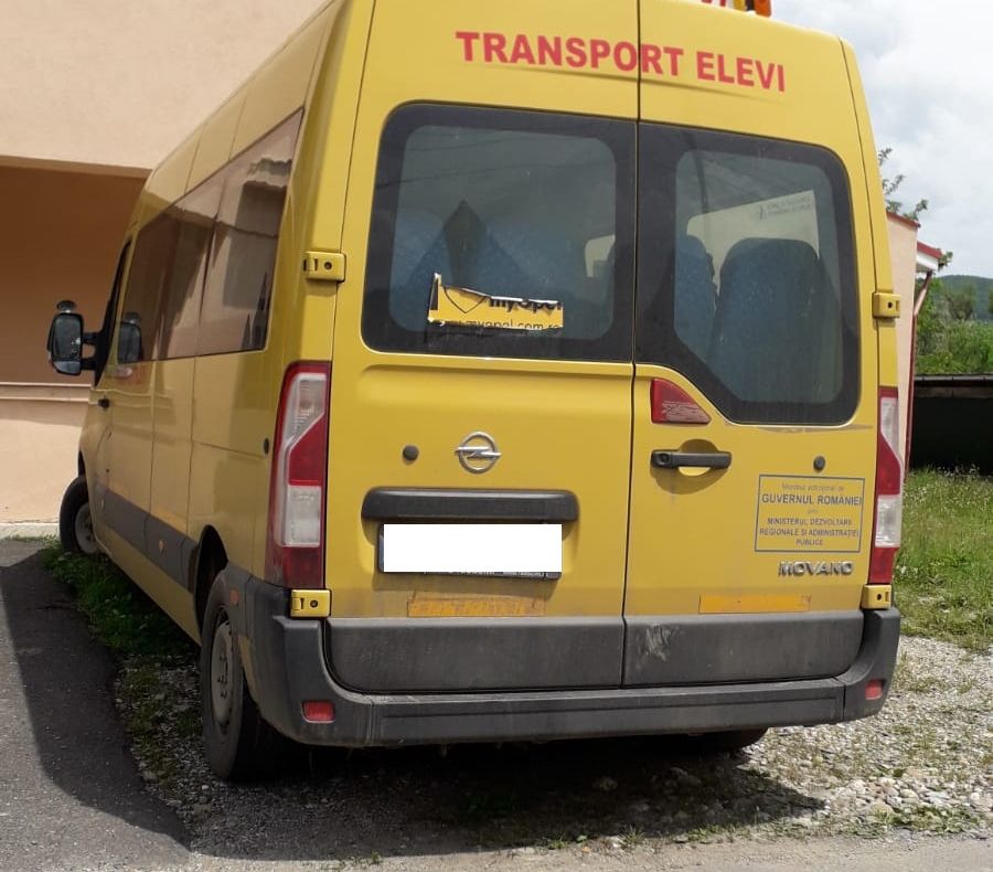 FOTO | Şofer de microbuz şcolar prins băut la volan! Acesta mergea după elevi