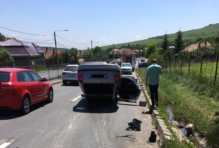 VIDEO | Accident grav în Vâlcele! Trei persoane rănite după ce o maşină s-a răsturnat