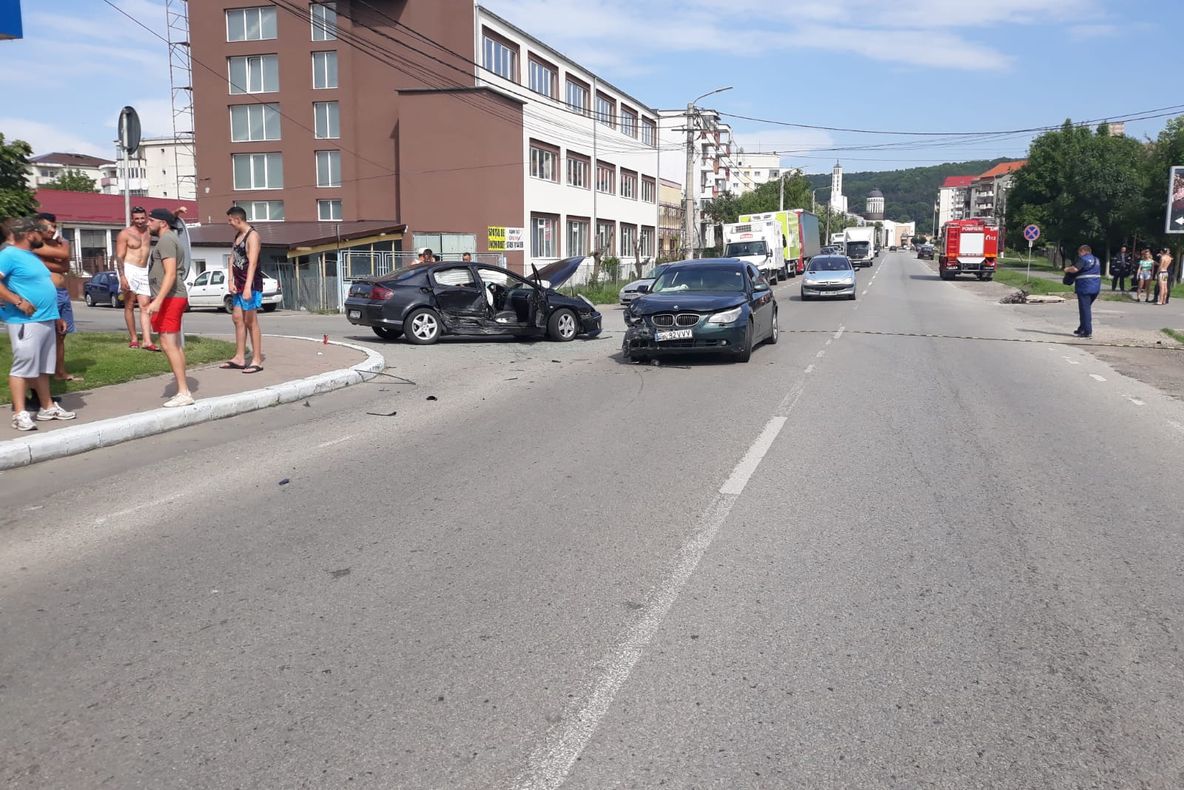 FOTO | O persoană a ajuns la spital după un accident în Gherla! Două maşini au fost avariate