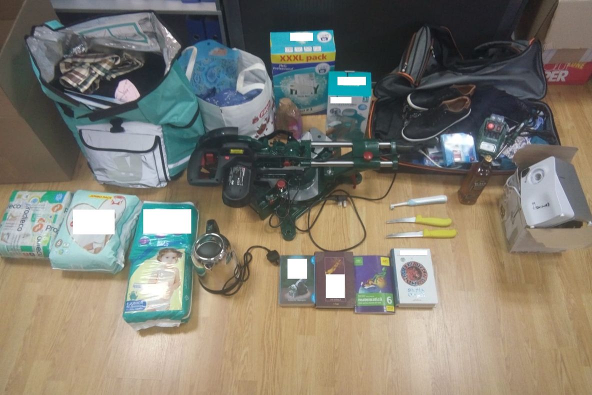 FOTO | Colete furate dintr-o maşină de curierat! Prejudiciul este de 8000 de euro