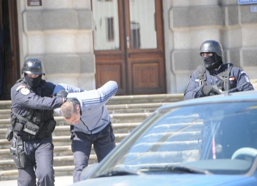 Incredibil: jandarm fals prins chiar de un jandarm! Bărbatul care se dădea om al legii a furat 6000 de lei dintr-o locuinţă