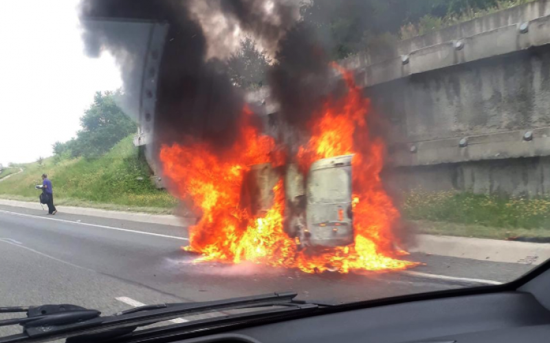 FOTO | Mașină distrusă de flăcări pe centura Clujului! Şoferul a reuşit să se salveze