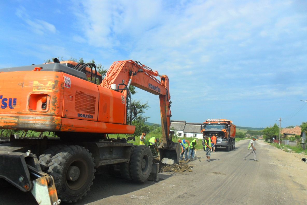 Constructorii au adus mai multe utilaje pe șantierul Drumului Bistriței