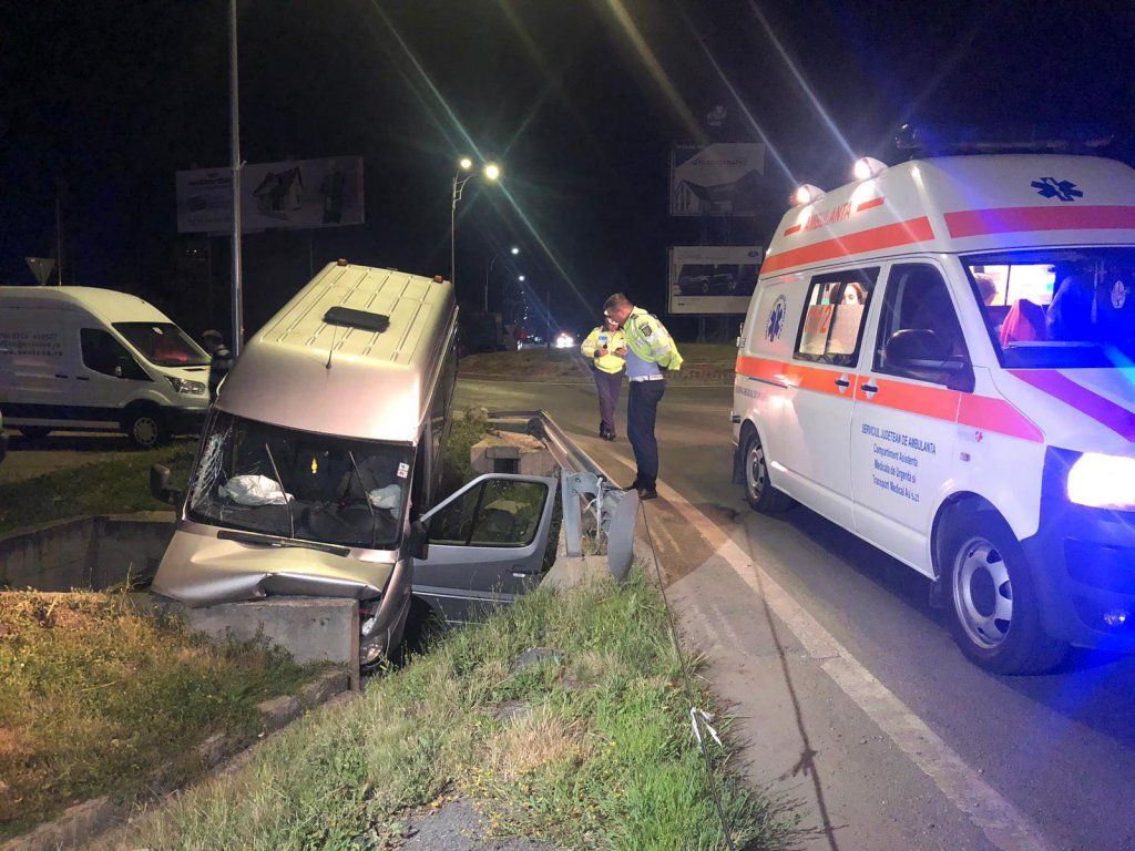 FOTO | Microbuz cu opt pasageri implicat într-un accident la intrare în Cluj-Napoca