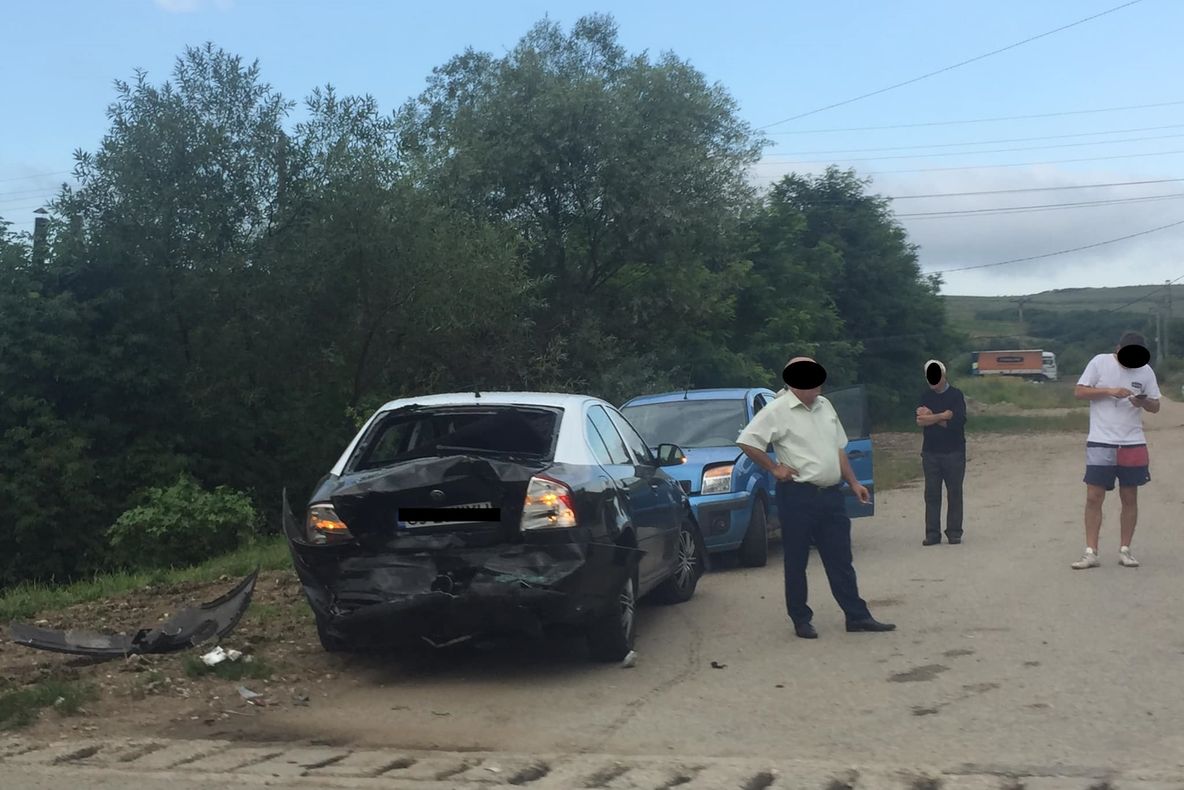 FOTO | Accident cu două maşini în Livada! O persoană a fost rănită