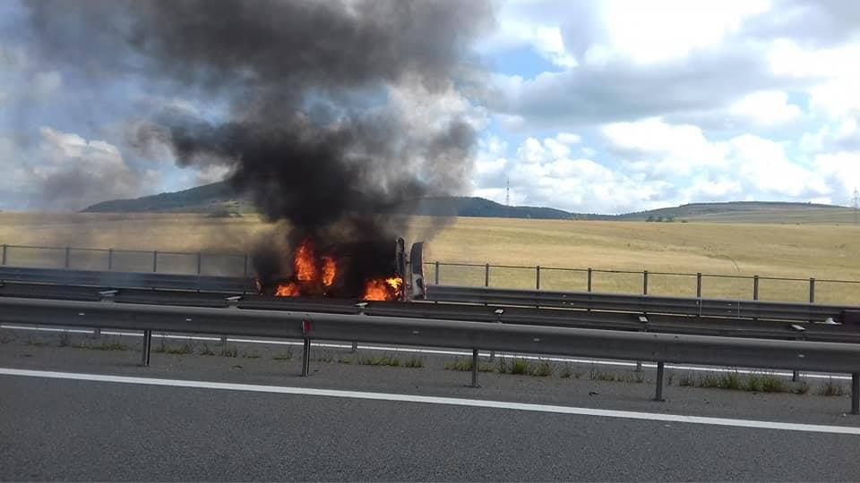 FOTO | Maşină distrusă de flăcări pe Autostrada A3