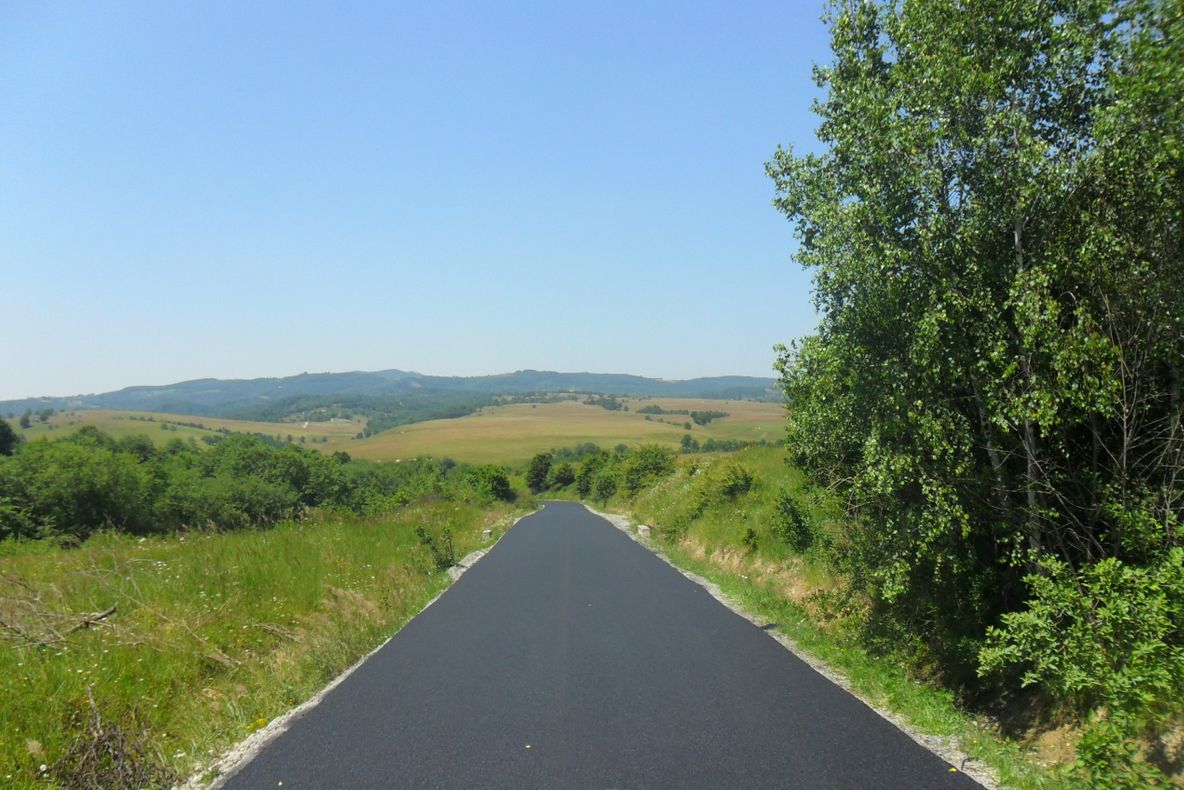 Au fost finalizate lucrările de asfaltare pe drumul județean 191D (DJ 108A) Vânători – limită cu județul Sălaj (FOTO)