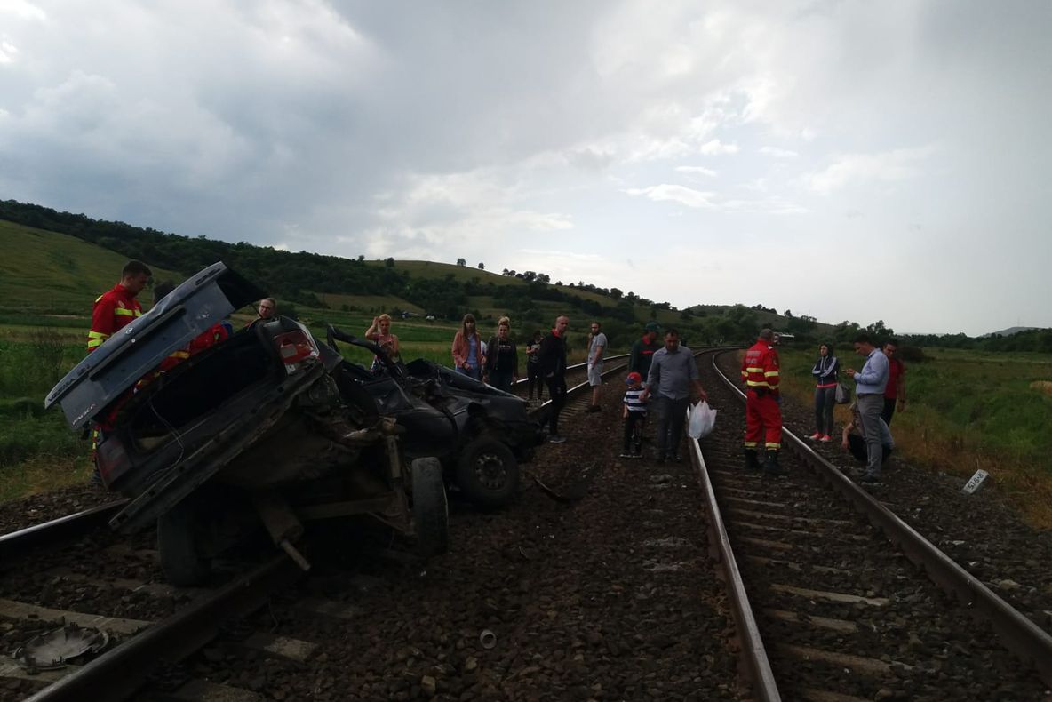 FOTO | Grav accident feroviar în judeţul Cluj! Doi oameni au murit