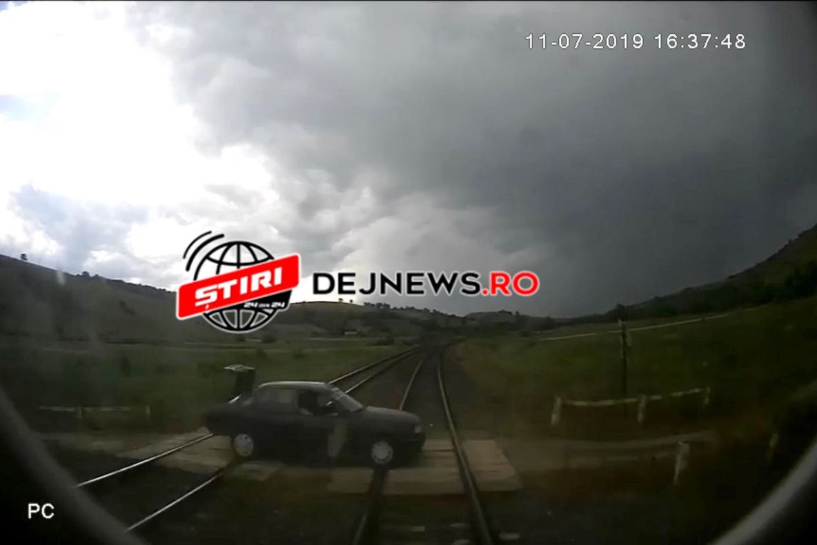 VIDEO | Filmare şocantă cu momentul producerii accidentului mortal de ieri: impact între un tren şi o maşină