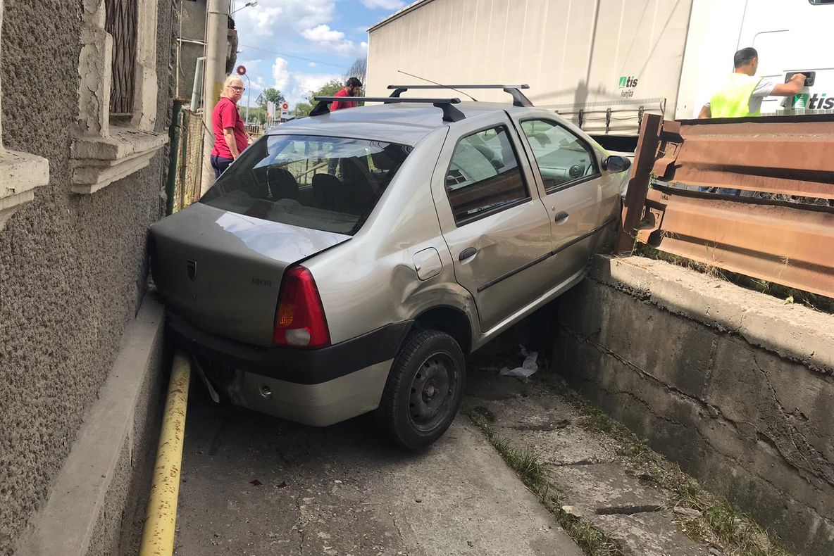 FOTO | Accident în Dej! A intrat cu maşina într-o casă după impactul cu un TIR