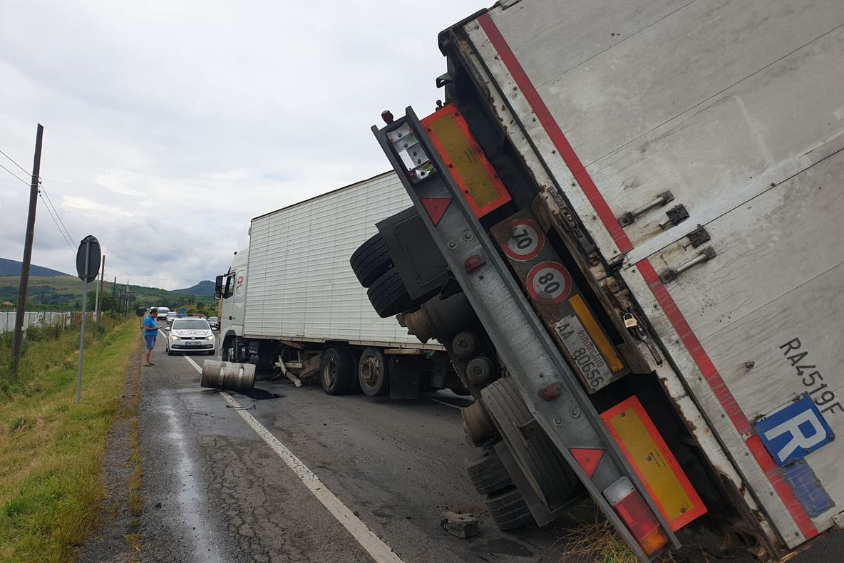 FOTO | Grav accident între Cluj şi Oradea! O maşină şi un autotren s-au răsturnat