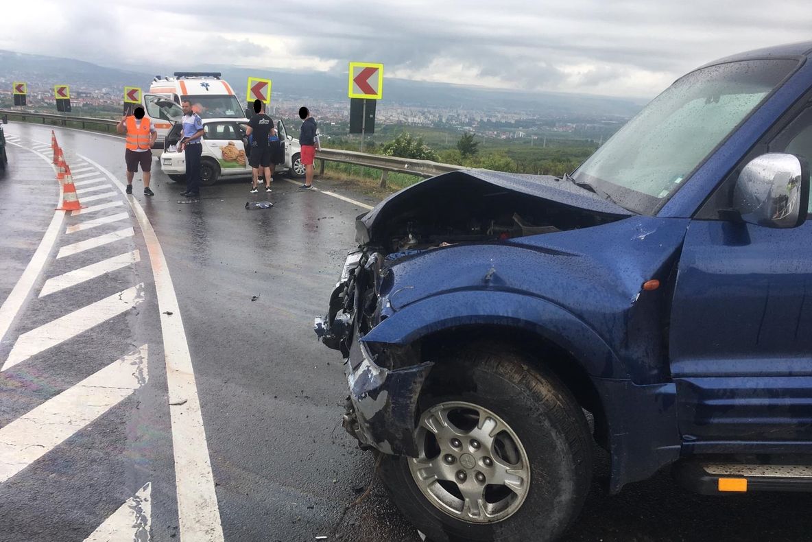 FOTO | Accident la intrare în Cluj: impact violent între două autoturisme, o persoană rănită