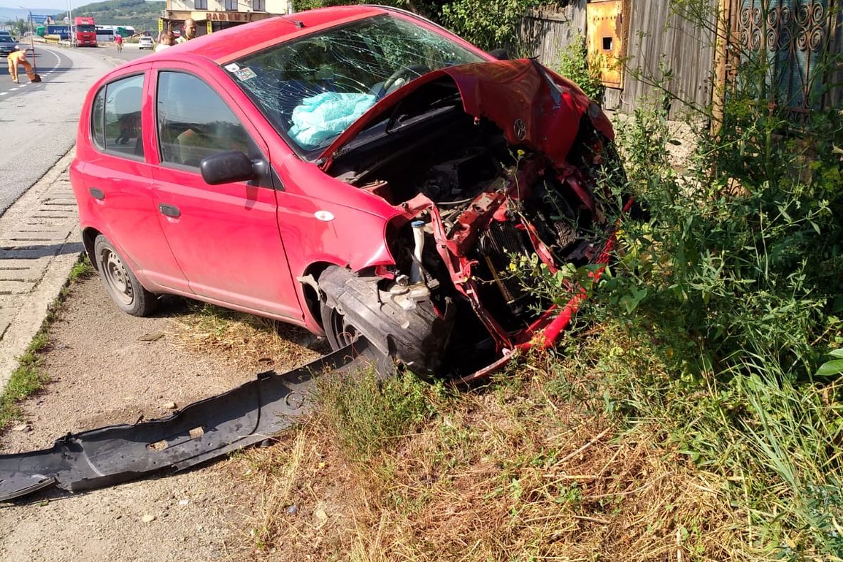 VIDEO | Accident cu trei maşini provocat de un şofer care a adormit