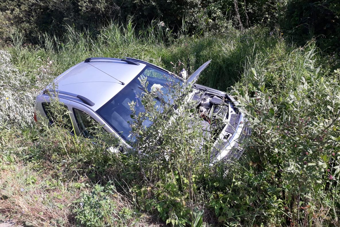 FOTO | Accident pe un drum judeţean din Cluj! O şoferiţă a fost rănită după ce a ieşit cu maşina de pe carosabil