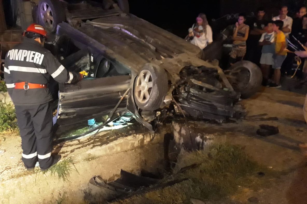 FOTO | Grav accident rutier în judeţul Cluj! Trei adulţi şi un copil au ajuns la spital