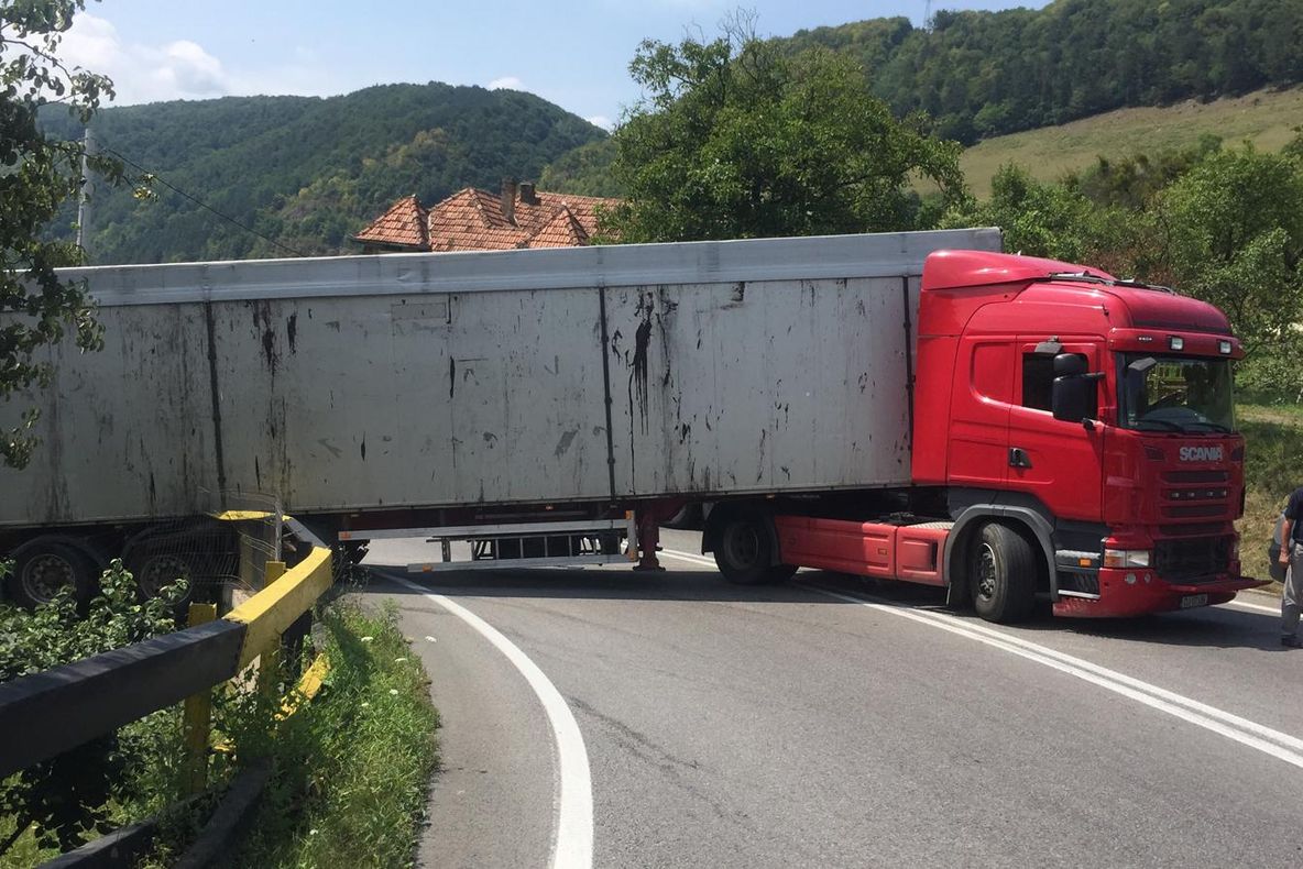 FOTO | Două autoturisme şi un autotren implicate într-un accident în Negreni