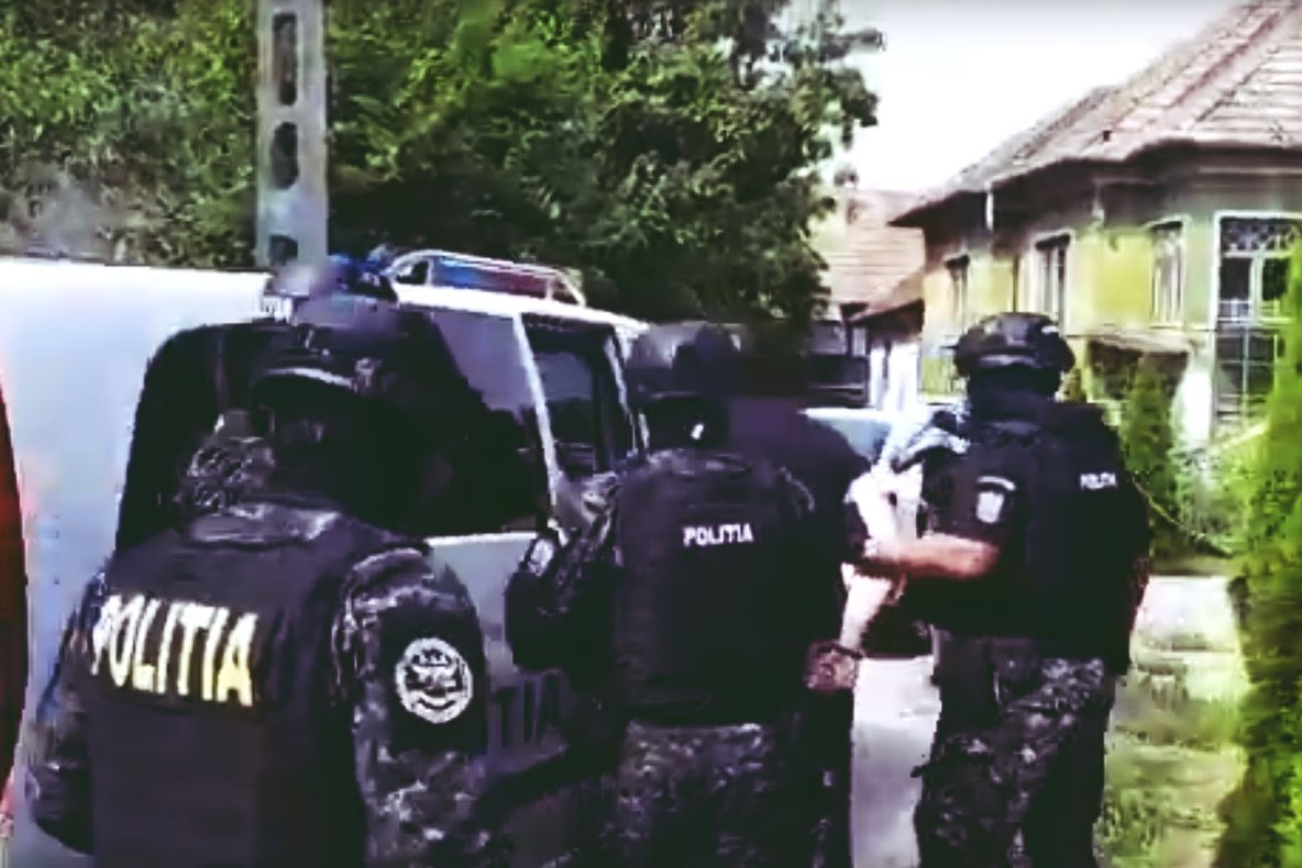 VIDEO | Bărbat dat în urmărire internaţională prins într-un sat din Cluj