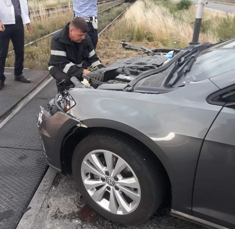 Maşină lovită de tren pentru că a trecut pe roşu