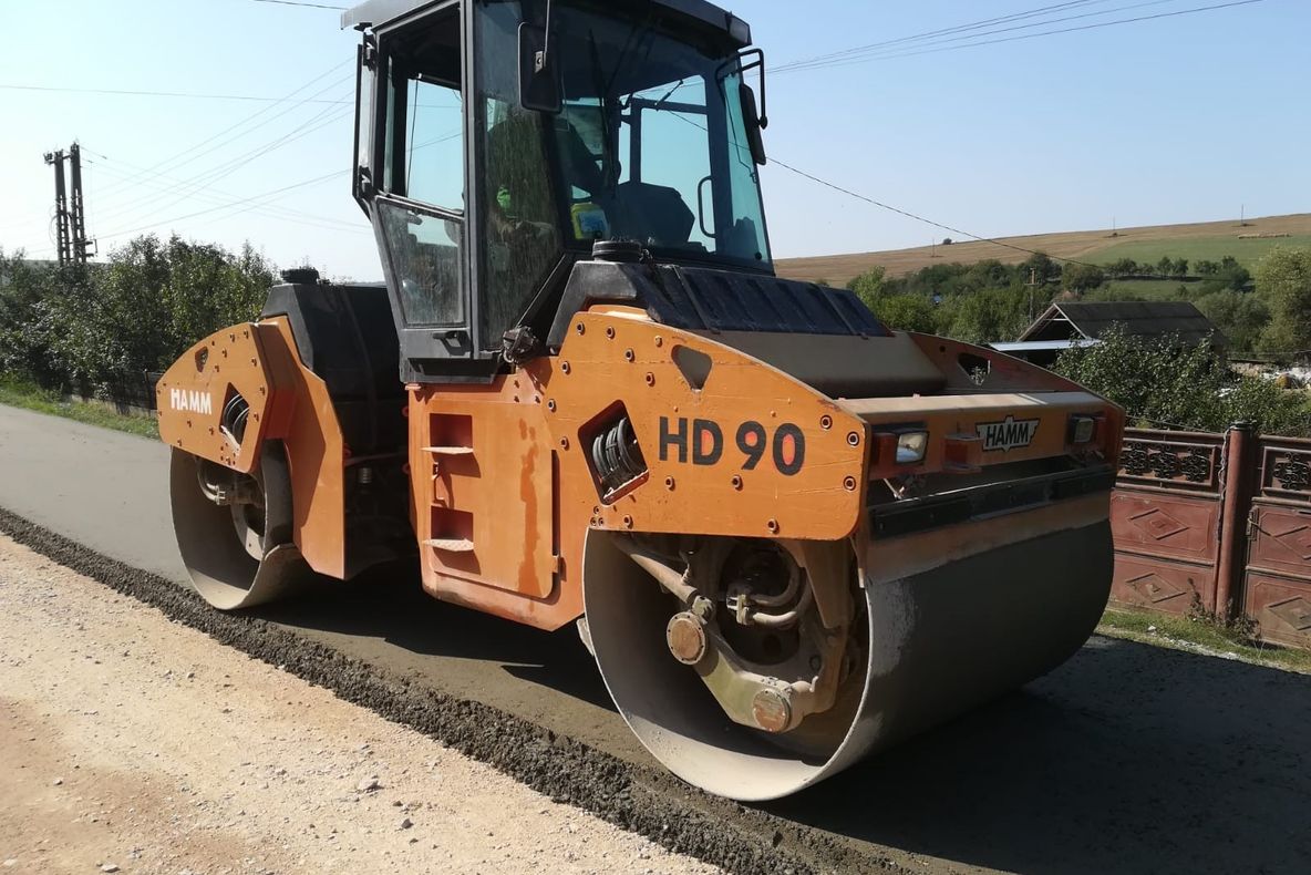 FOTO | Lucrări de întreținere în plină desfășurare pe drumul județean 161E Buza – Feldioara – Hodaie