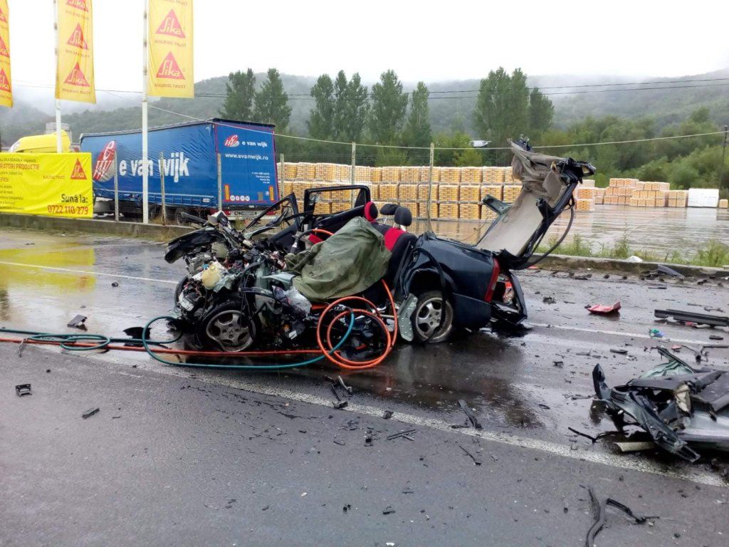 FOTO | O nouă tragedie pe şoselele din Cluj! Un şofer a murit după ce a intrat cu maşina într-un TIR