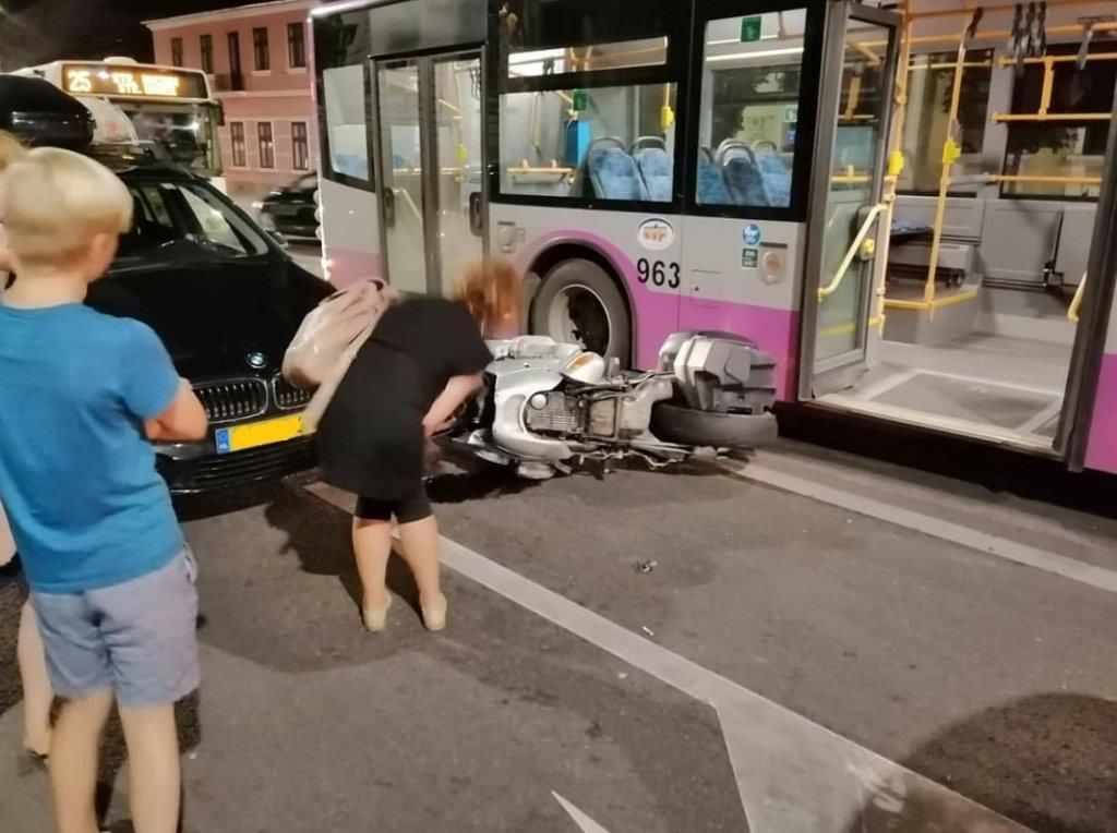 Accident în centrul Clujului! Au fost implicate trei maşini, o motocicletă şi un autobuz (FOTO)