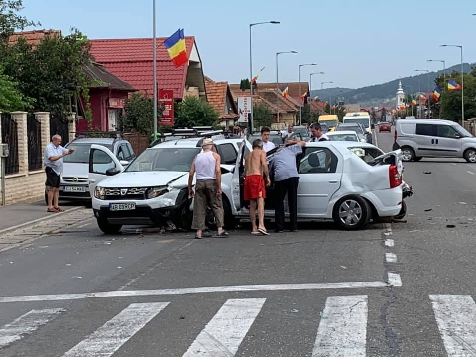 FOTO | Grav accident la ieşire în Floreşti! Au fost implicate trei maşini