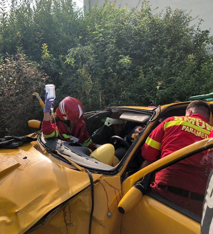 Accident grav într-un sat clujean! O maşină s-a răsturnat în curtea unei şcoli (FOTO)