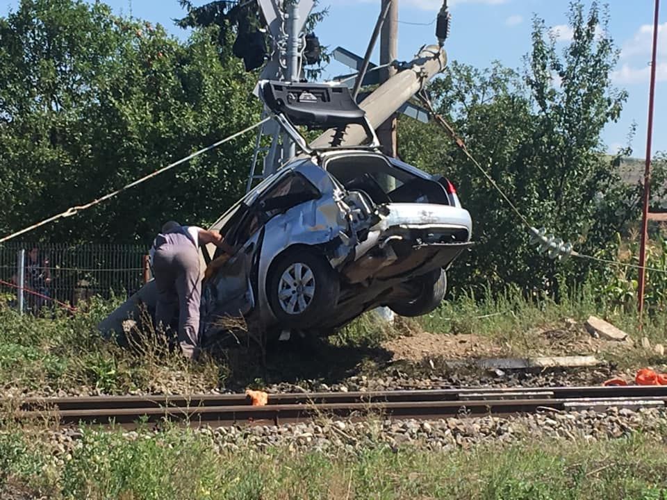 FOTO | Grav accident feroviar în judeţul Cluj! O persoană este încarcerată