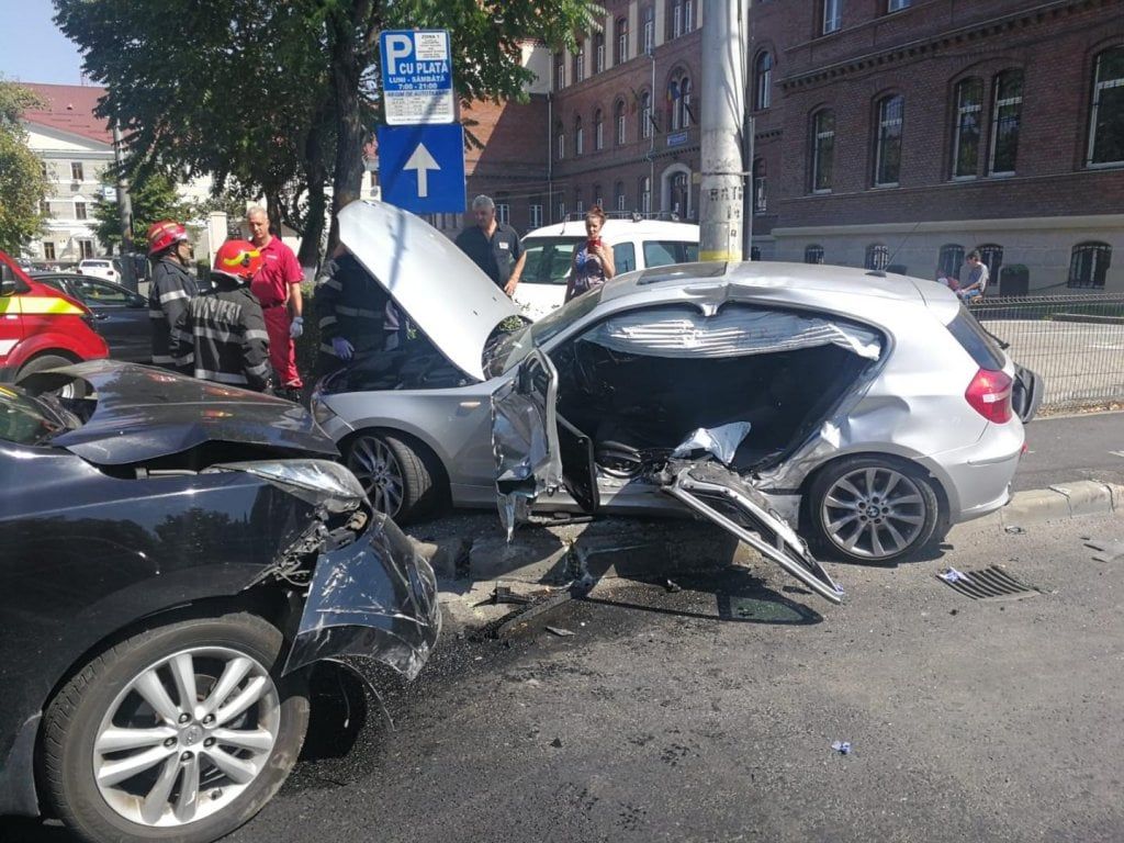 FOTO | Grav accident în centrul Clujului! 5 persoane au fost rănite şi au ajuns la spital