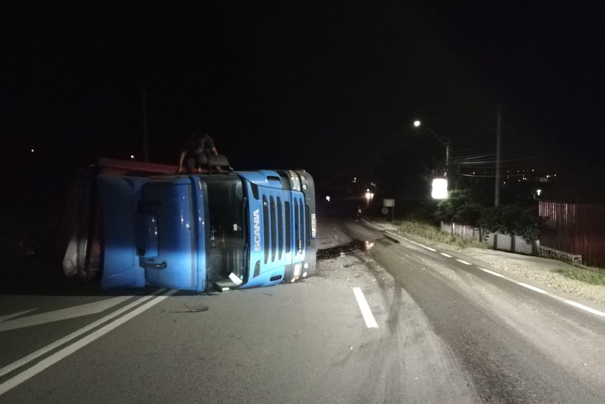 FOTO | Accident în Copăceni! Un autotren s-a răsturnat