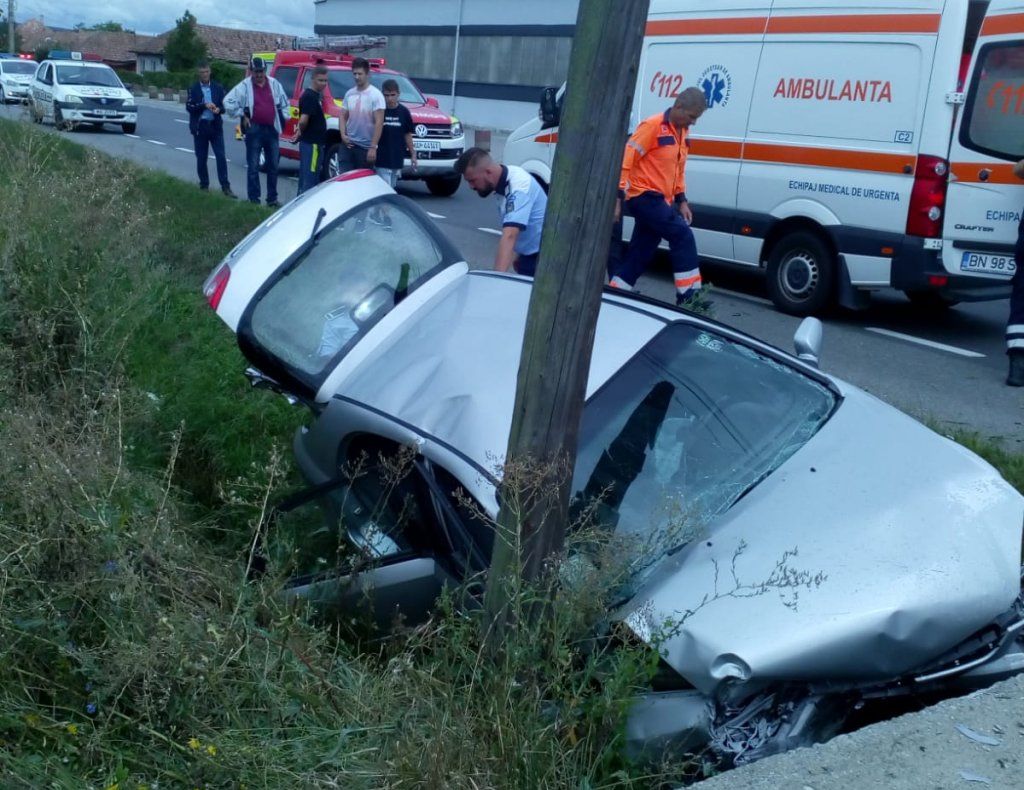 O femeie a fost rănită după ce a intrat cu mașina într-un cap de pod