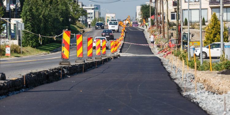 Noua bandă de circulație din Bună Ziua are așternut primul strat de asfalt