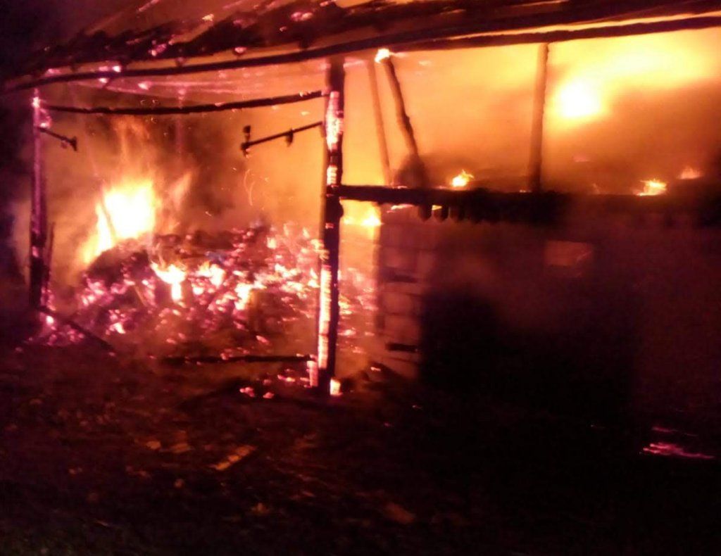 Şura şi anexa unei gospodării din Râşca s-au făcut scrum după ce au fost lovite de trăsnet