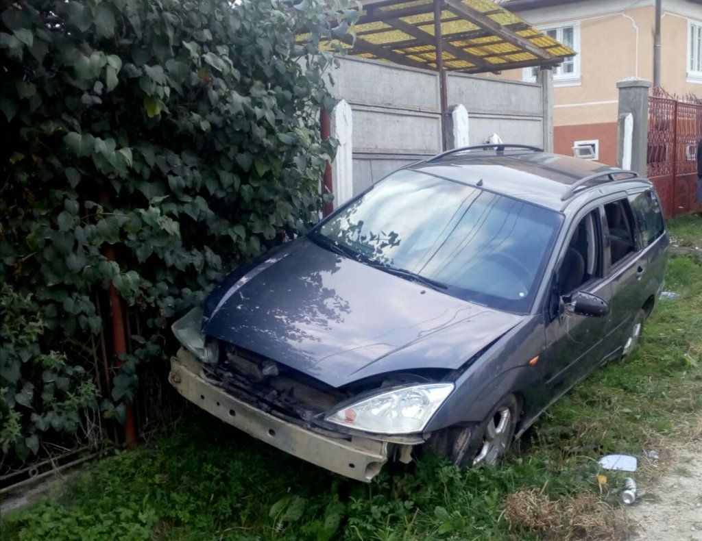 Au intrat cu mașina în gard. Trei persoane au fost rănite