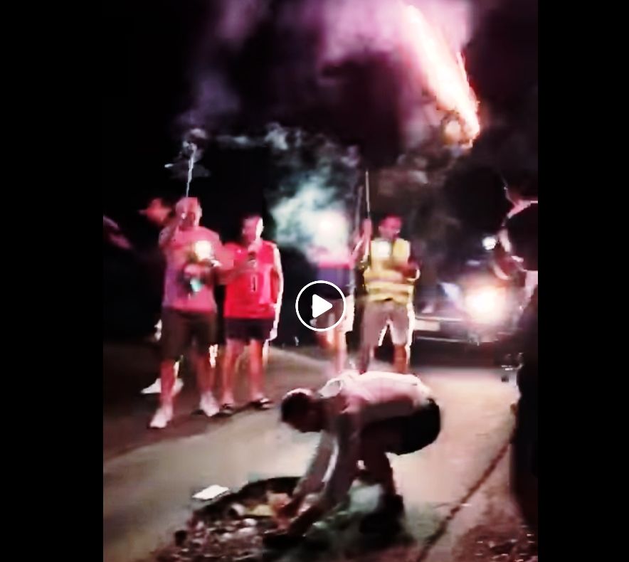 VIDEO | Petrecere inedită la Cluj: au organizat "ziua de naştere a unei gropi" cu şampanie, muzică şi flori