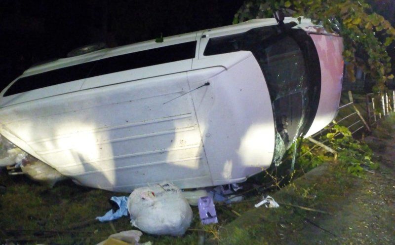 FOTO | Dubă răsturnată lângă Câţcău! O femeie a fost rănită