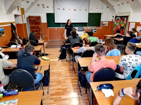 Activităţi preventive desfăşurate de poliţişti la două licee din Cluj (FOTO)