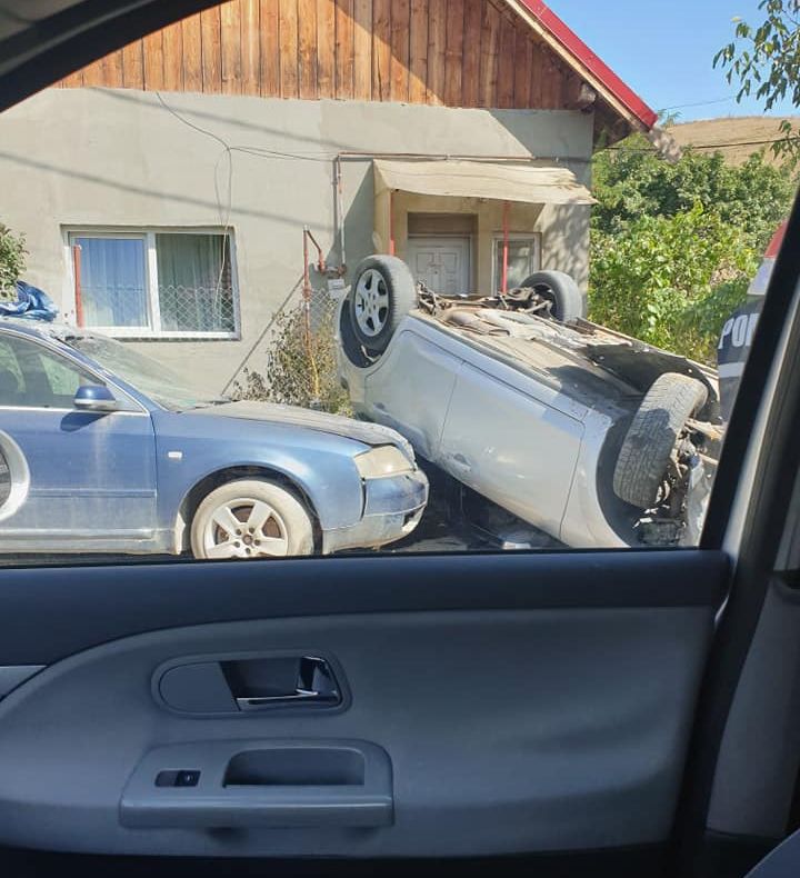 Accident pe o stradă din Cluj! O maşină s-a răsturnat (FOTO)