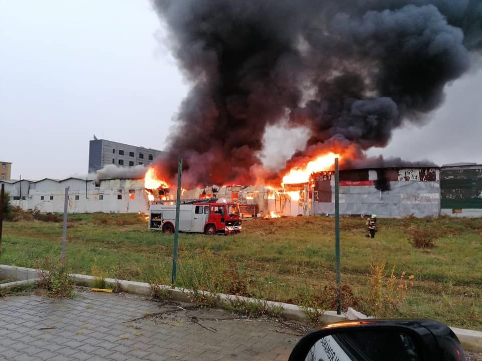 Incendiu violent lângă Cluj-Napoca! Pompierii intervin cu 6 autospeciale (FOTO)