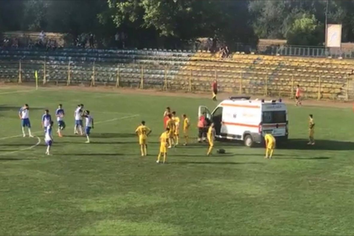 Clipe de groază la un meci de fotbal din Liga a III-a! Ambulanţa a intrat pe teren (VIDEO)