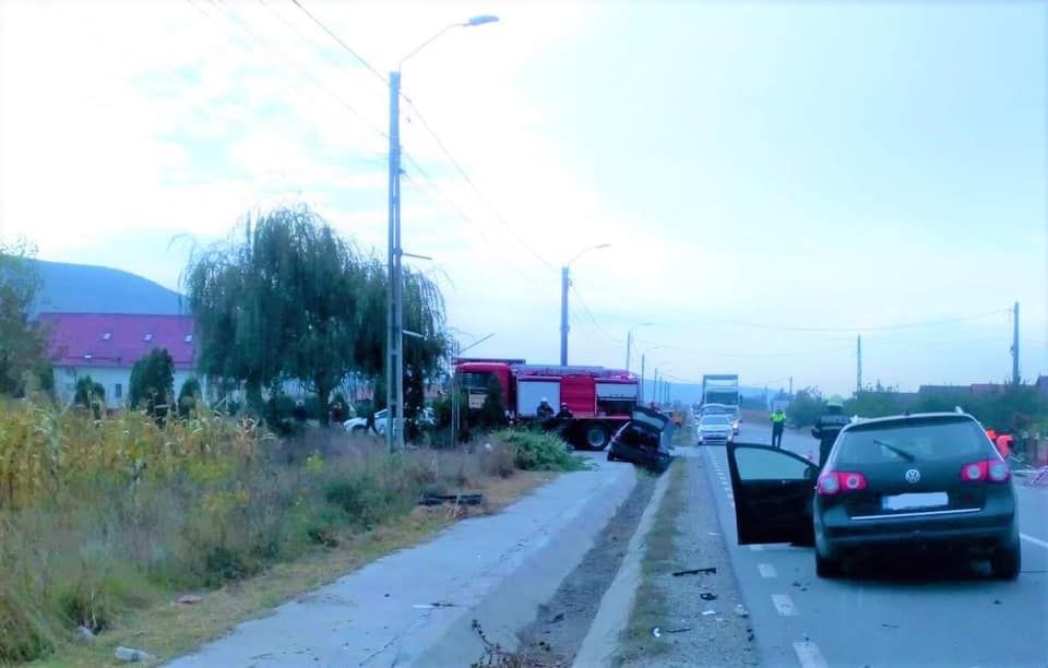 FOTO | O persoană a fost rănită într-un accident cu două maşini între Căşeiu şi Urişor