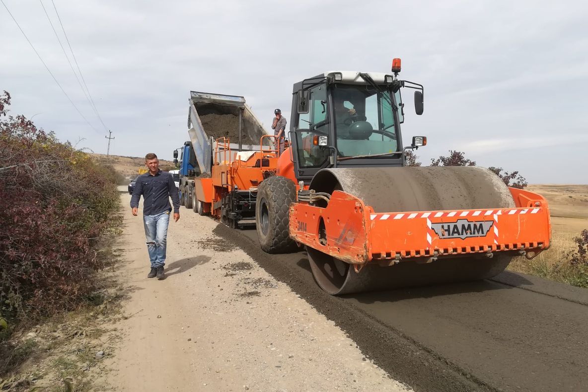 A început așternerea stratului de balast stabilizat pe drumul județean 103G Săndulești – (DJ 103I) Cheile Turzii